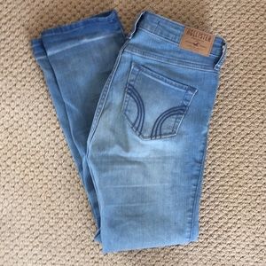 Cute light wash hollister jeans!